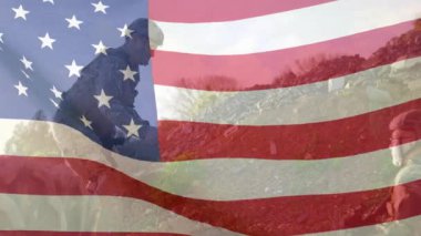 Askerler tepenin yamacında teçhizat değiştirdikten sonra tüfek değiş tokuşu ve bayrak kaplama ile tarama yaptılar. Savaş, hazırlık, takım çalışması, arazi, disiplin, vatanseverlik, dayanıklılık