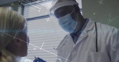 Erkek doktor burun deliğine çubuk getiriyor ve klinikte hareketli çizelgelerle örnek topluyor. Tıbbi, klinik, sağlık, teşhis, kesinlik, steril, bilim