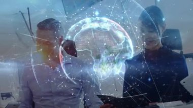 İş ekibi, veri tartışmasına rehberlik eden hologram küresel projeksiyonunun projelendirilmesi için tabletlere dokunuyor. Yöneticiler, işbirliği, yenilik, teknoloji, veri görselleştirme, modern çalışma alanı, ağ oluşturma