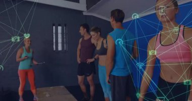 Jimnastik hocası akıllı telefonu dinliyor ve grup beşliği ile antreman sonrası kutlamaya başlıyor. Grup fitness, kutlama, takım çalışması, motivasyon, sağlık, aktif yaşam tarzı, modern tasarım