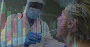 Klinisyen, örnek toplama işlemini sağlık hizmetleri kabininde harita kaplamalı olarak başlatıyor. Tıbbi, tanı, klinik, kesinlik, teknoloji, profesyonel, laboratuvar