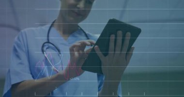 Kadın doktor, hastane ünitesinde tablet köşesine tıklayarak hasta ölçümlerini güncelleme dosyalarıyla analiz ediyor. Tıbbi, teknoloji, dijital, sağlık, analitik, yenilik, profesyonel