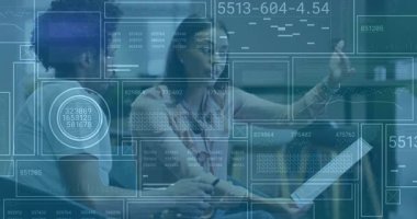 Kadın tablet araklıyor ve verileri incelerken şeffaf finansal tabloları güncelliyor. İşbirliği, dijital, analitik, takım çalışması, modern, teknoloji, iş