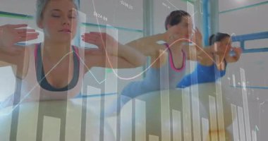 Tam zamanında üç kadın göğüslerini kaldırıyor. Canlandırılmış finansal çizelgelerle çekirdekleri güçlendiriyor. Zindelik, çekirdek, egzersiz, sağlık, takım çalışması, canlılık, sağlık