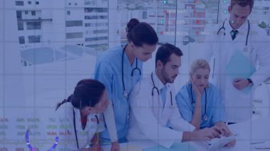 Tıbbi ekip tableti tıklayarak hasta ölçümlerini incelerken animasyon veri örtüsünü başlatıyor. Sağlık, işbirliği, teknoloji, analitik, kesinlik, tanı, takım çalışması