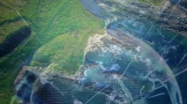 Veriler coğrafyayı görselleştirmek için yoğunlaşırken, kamera panelleri kıyı şeridi üzerinde kayboluyor. Coğrafi, navigasyon, teknoloji, dijital haritalama, toprak, veri görselleştirme, manzara
