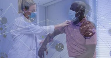 Doktor omuz muayenesini başlatıyor. Elini açı göstergesi hareket kabiliyeti olan hastaya koyuyor. Tıbbi, sağlık, rehabilitasyon, terapi, değerlendirme, klinik, kas iskeleti