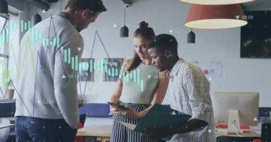 Meslektaşlar verileri incelerken kadın profesyonel kaydırmalı telefon ve animasyon finans şemasına neden oluyor. İşbirliği, takım çalışması, veri analizi, modern ofis, şirket, dijital teknoloji, üretkenlik