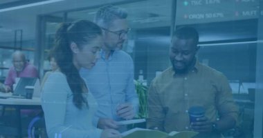 Ekip, tableti kaydırırken telefonu dosyaya geçirir ve verileri borsa tabloları olarak gözden geçirir. İşbirliği, takım çalışması, veri analizi, yenilik, iş dünyası, dijital arayüz, ofis ortamı