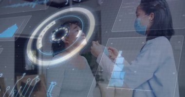 Sağlık çalışanı maskesini kaldırıyor ve hastanın etrafındaki kulak halkalarını güvence altına alıyor. HUD taramasına uyum sağlıyor. Tıbbi uzman, hasta bakımı, güvenlik ekipmanları, dijital arayüz, sağlık izleme, konfor, refah