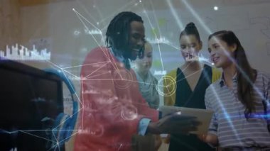 Kazak giyen bir adam, iş arkadaşlarıyla birlikte iş verilerini analiz ederek holografik grafikleri etkinleştiriyor. İşbirliği, yenilik, dijital, takım çalışması, sunum, beyin fırtınası, şirket