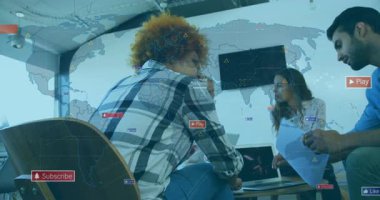 Haritalardan sonra tişörtlü kadın meslektaşına doğru dönüyor ve iş ekibinin arasında kaybolan ikonlar oynuyor. İşbirliği, takım çalışması, veri görselleştirme, modern ofis, profesyonel, dijital araçlar, iş toplantısı