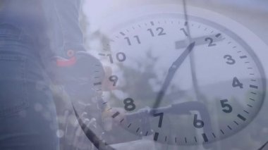 Bisikletin yanında bir kadın. Saat solarken ve ilerlerken. Sağlık için zaman geçişi gösteriyor. Manzara, kentsel, sakin, minimalist, dayanıklılık, tefekkür, boş zaman