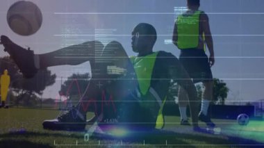 Veriler, spor performansı için çimenli sahada futbol topuna vurmaya başlayan erkek sporcuları örtüyor. Atlet, antrenman, spor, analitik, ilerleme, erkeklik, çeviklik