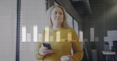 Kadın elinde telefon tutarak yürüyordu. Titreşimleri canlandırılmış iş grafikleri gibi hissediyordu. Ölçümleri gösteriyordu. Profesyonel, modern, kurumsal, veri, dijital, işyeri, takım çalışması