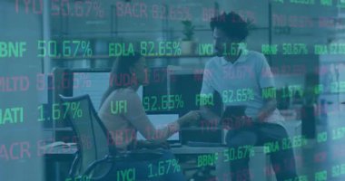 Analist kadın bilgisayardaki iş verilerini tartışıyor bir zamanlar danışmanlık masasında istatistikler sürükleniyor. İşbirliği, takım çalışması, analitik, modernite, üretkenlik, iletişim, finans