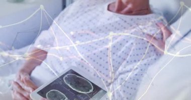 Doktor tableti tıklatıyor ve hastaya güven verirken beyin taraması grafiklerini gösteriyor. Tıbbi, sağlık, tanı, yaşlılık, teknoloji, klinik, sağlık