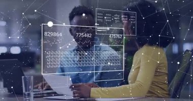 Ofis çalışanları belgeleri dizüstü bilgisayara çeviriyor ve iş verilerini dinamik UI panelleriyle analiz ediyorlar. Teknoloji, takım çalışması, analitik, dijital, işbirliği, modern, profesyonel