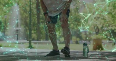 Kıdemli koşucu koşudan sonra öne eğiliyor. Fitness örtüsü kullanarak ayak masajı yaparak esnetiyor. Atletik, sağlıklı, biyometrik, teknoloji, açık hava, fitness, rehabilitasyon