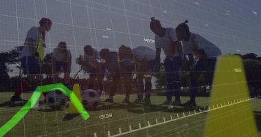 Koç, futbol antrenmanındaki oyunculara şeffaf şebekeden yükselen performans eğrisiyle işaret veriyor. Atletizm, fitness, performans, takım çalışması, açık hava, kararlılık, spor giyim
