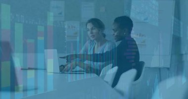 İnceleme için ekranı işaret ederken dizüstü bilgisayarda veri yükleme analisti. İşbirliği, takım çalışması, analitik, iş, yenilik, modern, iletişim