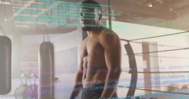 Yüzük tekniklerinin üzerinde duran boksör, gövde kaydırma hareketleri yapıyor. Gardiyan yetiştirme idmanına hazırlanıyor. Atletik, dijital, fütüristik, eğitim, güç, fitness, yenilik