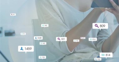 Tablet ekranına tıklayan ve pazarlama analizleri için yüzen sosyal medya istatistiklerini güncelleyen bir kadın. Teknoloji, veri, analitik, dijital, iletişim, modern, yenilik