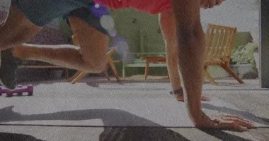 Elinde kalas tutan adam güneşli verandanın altında dağ tırmanışçıları için antrenman yapıyor. Atletik, eğitim, açık hava, dinamik, güç, sağlık, modern