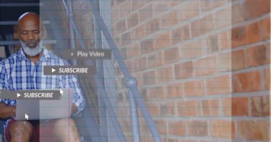 Dizüstü bilgisayarda yazı yazan, abonelik simgesine tıklayan, sosyal medya için rozet animasyonlarına neden olan kıdemli bir adam. Profesyonel, teknoloji, kentsel, dijital, iletişim, bağlantı, yaşam tarzı