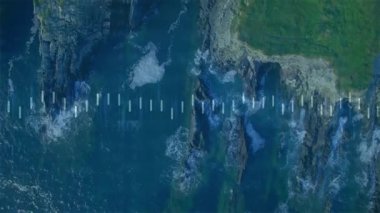 Sahil şeridinde berrak çubuklar beliriyor turuncu dalga formunda titreşiyor, kararıyor ve senkronize olarak tekrar ortaya çıkıyor. Deniz manzarası, kıyı şeridi, dalgalar, kayalıklar, plato, görselleştirme, dijital