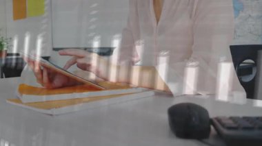 Yarı saydam bar çizelgesini fark eden bir kadın solgunluk ve tıkırtı tabletini fark ediyor, iş veri çubuklarını güncelliyor. İş, analitik, dijital, kurumsal, profesyonel, modern, kullanıcı arayüzü