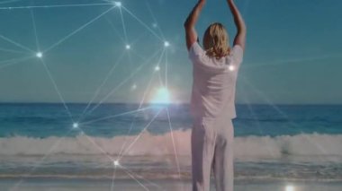 Dalgalar kıyı şeridinde ayakta duran bir adamın üzerine parlamaya başlıyor ve sağlık esneme hareketleri yapıyor. Meditasyon, sağlık, uyum, dinginlik, maneviyat, farkındalık, dijital sanat
