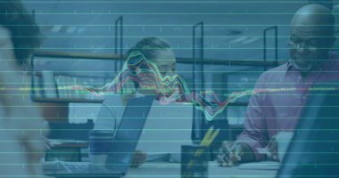 Animasyon çizelgesi göründüğünde, kadın raporu geçer ve erkek iş verilerini güncelleyen tablet kaydırır. İş, analitik, takım çalışması, dijital, kurumsal, veri, çalışma alanı