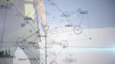 Yürüyüşçü, sahil yolunda yürüyüş direği dikiyor ve teknik veri ağı haritalama rotasını başlatıyor. Macera, keşif, açık hava, fitness, navigasyon, teknoloji, bağlantı