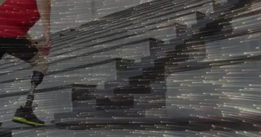 Erkek sporcu protez ayağını beton tribüne koyuyor, itiyor, fitness için tırmanıyor. Atletizm, kararlılık, güç, modern, dayanıklılık, hareketlilik, ilham