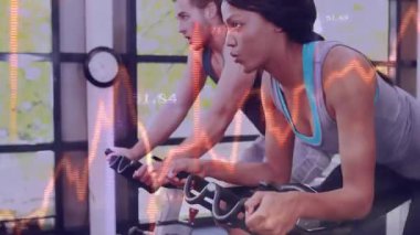 Jimnastik sınıf arkadaşları sabit motorlarda titreşimli grafiklerle gidonları kavramaya başlıyorlar. Fitness, yoldaşlık, canlılık, motivasyon, kentsel, enerjik, modern