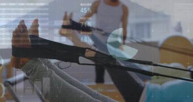 Reforma zorlayan kıdemli bir kadın şeffaf sağlık çizelgeleri güncellemesine ve eğitmen rehberlik formuna neden oluyor. Fitness, rehabilitasyon, refah, kararlılık, biyomekanik, hareket, eğitim