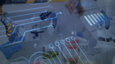 AR verileri deney kayıtlarını üst üste koyarken, araştırma ekibi de bilgi topluyor. Laboratuvar, yenilik, kesinlik, bilim, teknoloji, işbirliği, analitik