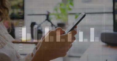 Uzman bir kadın akıllı telefonu pencere yoluyla dinleyip genişleyen çizelgeler hazırlıyor ve teknolojik verileri analiz ediyor. İş, analitik, dijital, çalışma alanı, minimalizm, kurumsal, yenilik