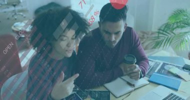 Kadın tablet ekranına tıklıyor. Erkekler trendleri incelerken finans tabloları örtüşüyor. İşbirliği, yenilik, veri analizi, iş geliştirme, takım çalışması, modernleşme, dijital görselleştirme