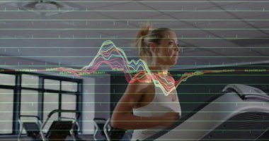 Koşu bandına başlayan kadın renkli çizgi grafikleri çizerken koşuyor. Fitness, dayanıklılık, teknoloji, sağlık, aktivite, motivasyon, sağlık