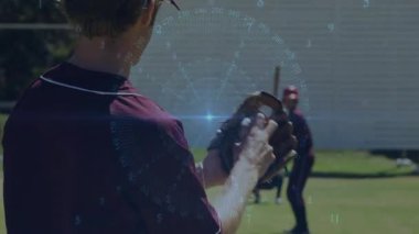 Atıcı spor antrenmanına başladı. Beyzbolu kalenin arkasına doğru sürüyor. Sporcular, takım çalışması, yoğunluk, açık hava, spor, eğitim, rekabet