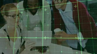 İş ekibi toplanıyor. Kadın dizüstü bilgisayarını eğip kahvesini yudumluyor ve akıllı telefondaki verileri karşılaştırıyor. İşbirliği, takım çalışması, beyin yıkama, modern, profesyonel, yenilik, teknoloji