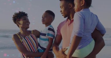 Çocuk gün batımı plajında annesiyle konuşuyor, anne gülüyor aile portre çekimine katılıyor. Uyum, mutluluk, rahatlık, açık hava, sükunet, birliktelik, coşku