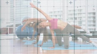 Eğitmen fitness grubu hareketli rehberlerle denge sağlamak için uzuvlarını yan tahtaya uzatıyor. Yoga, sağlık, kararlılık, canlılık, esneklik, modern, grup