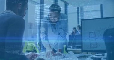 Analiz için finans tabloları oluştururken teknik kurşun çekim yapıyor ve planı inceliyor. İşbirliği, mühendislik, kentsel, profesyonel, yenilik, dijital, çalışma alanı