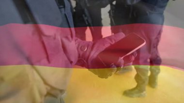 Alman bayrağı eşgüdümlü bir şekilde dalgalanan dalgaların altında hareket eden bir ekip olarak el telefonuyla başlıyoruz. Taktik, güvenlik, iletişim, takım çalışması, profesyonellik, teknoloji, kentsel