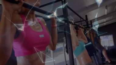 Fitness grubu antrenman için parmaklıkları tutuyor ve barfiks çekiyor, dönüşümlü küre darbesi oluşturuyorlar. Güç, takım çalışması, yenilik, bağlantı, sağlık, spor salonu, motivasyon.