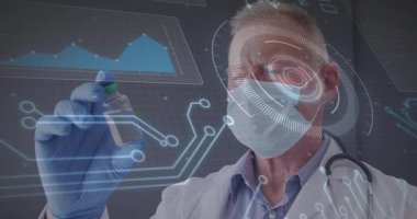 Kıdemli erkek doktor yeşil kapsül şişesini kaldırıyor ve incelerken HUD halkaları laboratuvarda titreşiyor. Tıbbi, araştırma, yenilik, teknoloji, tanı, analiz, fütüristik