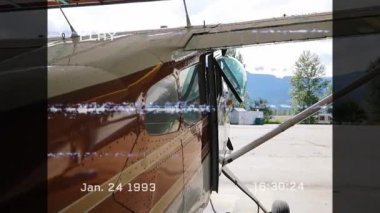 Analog statik titreşim başlatılıyor kamera vintage uçak gövdesi üzerinde taranıyor ve zaman damgası ortaya çıkıyor. Havacılık, nostalji, macera, uçak, manzara, retro, açık gökyüzü